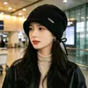 Gorro casual com barra dobrada e cordão para mulheres, outono e inverno, chapéu de tricô que afina o rosto, gorro liso de cor sólida para proteção das orelhas em clima frio