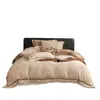 Lujoso juego de ropa de cama de invierno con delicados estampados florales, confeccionado en un suave y afelpado tejido de terciopelo de leche, que incluye una sábana bajera, una funda de edredón y fundas de almohada