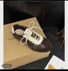 Sapatos de treino versáteis antiderrapantes de sola reta, modelo feminino de outono 2026, novos, populares, leves, com sola macia, casuais, que não cansam os pés
