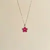 Collar de Flor Rojo Rosado Deslumbrante de Tono Frío con Dopamina, Diseño Único, Versátil, Delicado, Suave, Sencillo, Longitud de Clavícula para Mujeres