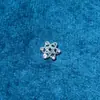 Fuerte Retención de Color Chapado en Oro de 14K Incrustaciones de Circonita Soporte de Copo de Nieve Flor de Cuatro Hojas Porta Cuentas de Flor de Ciruelo Accesorios para Joyería de Cuentas DIY