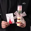 Celebridad de Internet 520 Decoración de Pastel para el Día de San Valentín Pareja Sosteniendo Rosas Vaso Recto Vaso de Mousse de Fresa Bolso