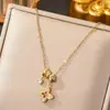 Novo Colar de Trevo de Quatro Folhas Estilo Coreano com Zircônia Microincrustada em Aço Titânio para Mulheres, Banhado a Cobre com Ouro Real, Corrente de Clavícula Tendência