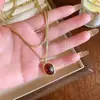 Colar Duplo com Pingente de Âmbar Bordô, com Toque de Luxo Discreto, Corrente de Clavícula de Nicho com Vibe Vintage, Acessório para Outono e Inverno