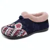Novos Sapatos de Algodão Femininos de Inverno com Forro de Pelúcia e Sapatos de Algodão Engrossados para Envio Transfronteiriço, Sapatos de Mãe Bordados, Botas de Algodão Casuais Slip-On
