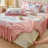 Falda de Cama de Felpa de Leche de Invierno Pieza Única Colcha Acolchada con Volante Dos en Uno Colcha Engrosada Juego de Ropa de Cama de Felpa de Coral Antideslizante
