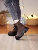 Promoção Quente Botas Martin Femininas 2026 Novo Estilo para Pessoas Baixas Couro Macio Solado Grosso Botas de Cano Curto Femininas Outono/Inverno Com Pelúcia Antiderrapante Quentes Botas de Cano Curto