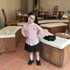 Otoño 2026 Nuevo Estilo Coreano Ropa Infantil Moda para Niñas Camisa de Manga Larga con Pegatinas de Dibujos Animados Blusa Falda Plisada