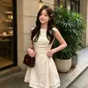 Vestido corto sin mangas estilo francés, nuevo de verano 2026, ajustado, versátil, color albaricoque para mujer