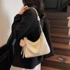 Bolsa Casual de Nicho com Macarrão Mole Design para Mulheres 2025 Novo Estilo Popular Versátil Transversal Bolsa Simples de Ombro Axilar