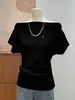 Elegante y maduro top de punto de una sola manga corta para mujer, nuevo modelo verano 2026, cuello asimétrico, hombros descubiertos, top que expone la clavícula