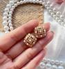 Pendientes elegantes con perla de diamante de color circón tejido hueco con destellos de hogar fragantes de estilo europeo y americano, estilo cuadrilátero y fragante.