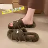 Pantuflas de algodón para exteriores de otoño e invierno, pantuflas peludas para mujer, estilo coreano, antideslizantes, de suela plana, con diseño de una sola tira y hebilla metálica, hechas de material de felpa