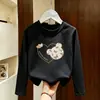 Camiseta infantil casual de algodão puro, gola redonda, manga longa, novo estilo fino para primavera e outono de 2026, top versátil com desenho para crianças maiores