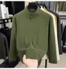 Zizi: Um vestido moletom estiloso e confortável, apresentando uma silhueta relaxada e fluida, caimento macio e uma gola polo.. Este vestido feminino de manga comprida é feito com materiais sustentáveis e apresenta uma técnica de tingimento única.