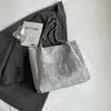 Bolsa de Ombro Casual Leve para Estudantes Universitários, Bolsa Tote Portátil Leve e Versátil para Sair, Bolsa Feminina de Grande Capacidade com Letra para Usar na Axila