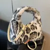 Bolso pequeño de felpa de moda transfronterizo estilo Ins para mujer, nuevo bolso de mano con estampado de leopardo de nicho estilo coreano, bolso de hombro y cruzado vintage
