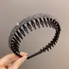 Faixa de Cabeça para Lavar o Rosto para Mulheres 2025 Novo Estilo Denteada Antiderrapante para Máscara Facial Especial Grampo de Cabelo com Strass Abertura para Cabelo Acessório de Cabeça