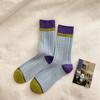 Calcetines de algodón de media pantorrilla con borde a juego de color de patrón oscuro, personalidad网红, calcetines de rizo absorbentes de sudor para las cuatro estaciones, modernos y versátiles para mujer