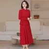 Nova coleção de outono de vestidos cheongsam de manga comprida aprimorados para mães, de comprimento médio, projetados para mulheres de meia-idade e idosas, com estilo de peça dupla falsa