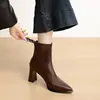 Botas de Cano Curto de Salto Alto Bico Fino Estilo Britânico Femininas 2026 Outono/Inverno Novas Botas Martin com Salto Grosso Botas Emagrecedoras Femininas