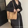 Bolso de Hombro Simple de Gama Alta Transfronterizo Estilo Europeo y Americano para Mujer 2026 Nuevo Bolso Cubo Casual Retro de Gran Capacidad Moderno Versátil