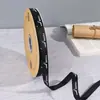 Fita Inglesa Canelada com Flores 1,5cm para Embalagem de Presente, Decoração de Caixa de Bolo, Fita para Sobremesa, Fita Pequena Estilo Chanel 1cm