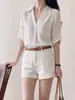 Elegante camisa de lino de manga corta con cuello en V estilo francés para mujer, camisa casual de verano holgada, top fino con estilo 'old money' de clase.