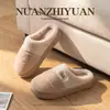 2026 Nuevas Zapatillas de Algodón con Punta de Bloque de Color para Hombre con Felpa Plus Cálidas para el Hogar Suela Gruesa de EVA Silenciosas Zapatillas de Algodón para Pareja para Mujer