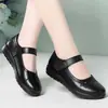 Mocasines Casuales Negros Ligeros Cómodos de Boca Baja Tacón Plano Suela Suave Cómodos No Cansan los Pies Velcro Zapatos para Madres de Mediana Edad y Mayores