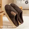 Chinelos masculinos de sola grossa, antiderrapantes, novo estilo outono/inverno 2026, chinelos internos para casa com forro de fleece para aquecimento, material TPR, chinelos de algodão para uso doméstico