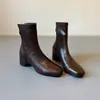 Botas curtas elásticas texturizadas marrons para mulheres, novo estilo outono e inverno 2026, botas finas de bico quadrado com zíper nas costas