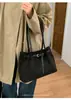Bolsa de camurça para mulheres, grande capacidade, nova coleção outono/inverno 2026, acabamento fosco, estilo retrô, bolsa de ombro, design de alta qualidade, adequada para o dia a dia