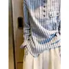 Moda feminina popular deste ano: coleção nova de outono de 2026, apresentando uma camisa social listrada estilo francês e um top assimétrico de manga longa