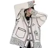 Casaco com silhueta de suéter branco, design de grafite outono/inverno, novo, caimento solto, top cardigã de tricô casual