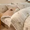 Juego de ropa de cama de cuatro piezas de terciopelo de leche tallado, edredón y juego de sábanas de forro polar coral engrosado y cálido para invierno