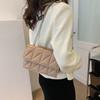 Bolso de moda para mujer, nuevo estilo coreano 2023, pequeño bolso cuadrado combinable, bolso bandolera sencillo con cadena bordada y pliegues.