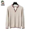 Produto em destaque: Novo suéter de malha masculino outono e inverno com gola V, design falso de duas peças, camisa base masculina de manga comprida para o inverno, versátil e estiloso