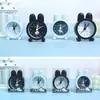 Coleção de despertadores eletrônicos acessíveis com sinos de metal, incluindo despertadores de quarto com tema de desenho animado e enfeites decorativos de mesa