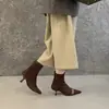Botas de tornozelo de bico fino para mulheres, nova coleção outono/inverno 2026, botas de salto agulha, botas curtas de salto alto, botas justas com forro de fleece, botas da moda