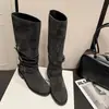 Botas Apiladas Plisadas de Chica Caliente para Mujer 2026 Otoño/Invierno Nuevo Estilo Tacón Grueso Punta Redonda Gamuza Hebilla Tubo Alto Botas Vaqueras