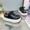 Zapatos Blancos de Suela Gruesa de Venta Caliente para Mujer 2026 Otoño Nuevos Deportivos Casuales con Cordones que Aumentan un Poco la Altura Zapatos Tipo Pan para Mujer