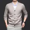 Novo Modelo 2026 (Em Estoque) Cardigã Masculino Fashionável de Lã de Ovelha Engrossada com Gola V e Manga Longa Outono/Inverno