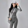Conjunto de roupa de yoga para uso diário feminino: cardigã curto acinturado com listras laterais e calça flare de alta elasticidade para fitness, conjunto de duas peças