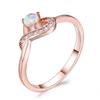 Anillo de ópalo y circonita bañado en oro rosa de 18 quilates con circonitas incrustadas. Personalización de joyas.