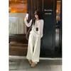 Camiseta Blanca Relajada de Hombro Recto y Manga Larga para Mujer, Nueva Capa Base Otoño e Invierno 2025, Top Holgado Estilo Perezoso