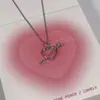 Colar com pingente de coração furado de diamante rosa, pingente de Cupido, corrente para clavícula fofa e versátil para mulheres, estilo ins
