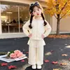 Conjunto casual de otoño para niñas 2026 nuevo estilo cárdigan para bebé niña sudadera con capucha conjunto de otoño de dos piezas moderno y elegante