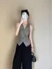Blusa Feminina Pinkeen de Xadrez Preto e Branco com Decote V Sem Mangas, Novo Estilo Verão 2026, Cintura Torcida, Top Fashionável e Versátil