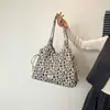 Bolsa tote estilo coreano com estampa de leopardo e padrão de estrelas, um design descontraído e vintage com grande capacidade, adequada para o trabalho e o trajeto diário, pode ser carregada na mão ou usada como bolsa de ombro